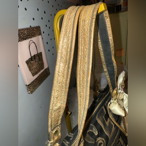 4 FER Coach Limited Edition Poppy Bag w/ Wristlet, scarf, & Pom Pom - Picture 7 of 9